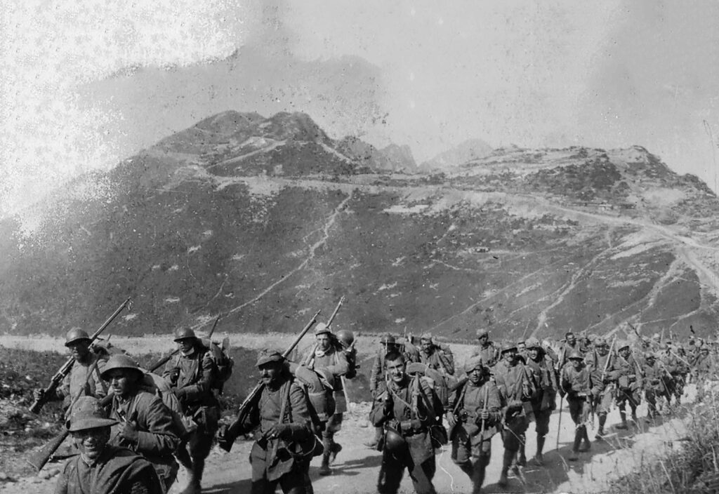 Italienische Soldaten gehen die Straße hinauf, die Ala mit Passo Buole und Cima Selvata verbindet. [Archivio MSIG 297/230]